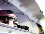 Maleta de cabina en el interior de un avión