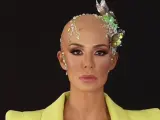 Tamara Gorro acude con la cabeza calva a los Premios Ídolo para concienciar sobre el cáncer.