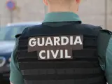 Agente de la Guardia Civil de espaldas.