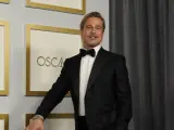 Brad Pitt posa en el photocall de la 93ª de los premios Oscar