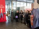 La delegada del Gobierno contra la Violencia de Género, Victoria Rosell (c), durante una visita a la exposición '¿Qué llevabas puesto? Desmontando patrones sobre la violencia sexual' en el Museo del Traje, a 10 de marzo de 2023, en Madrid (España). El Museo del Traje de Madrid.