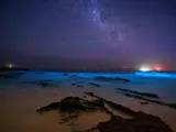 Playa con bioluminiscencia en Astralia.