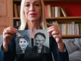 La historiadora y escritora Valerie Portheret posa con fotos de los niños salvados en 1942 en Lyon a los que ha dedicado su labor.
