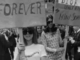 Manifestantes protestando delante de la casa Dior por el injusto tratamiento de la minifalda