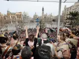 Responsables de la pirotecnia Nadal-Martí saludan desde el balcón principal del Ayuntamiento de València tras disparar la novena máscletà de las Fallas, el 9 de marzo de 2023.
