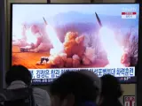 Una pantalla de televisión muestra una imagen del lanzamiento de misiles de Corea del Norte durante un programa de noticias en la estación de tren de Seúl en Seúl, Corea del Sur.