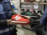Zapatillas falsificadas intervenidas por los agentes.