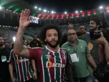 El jugador brasileño Marcelo saluda en la presentación de su regreso al club Fluminense en el estadio de Maracaná.