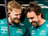 Mikey Brown comparte sensaciones con Fernando Alonso durante el Gran Premio de Baréin.