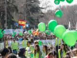 Varias personas marchan hacia la Plaza de Cibeles en la concentración 'Sí a la vida'