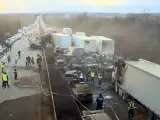Un impresionante choque múltiple ha causado 39 heridos en una autopista a 25 kilómetros de Budapest, Hungría. Los hechos ocurrieron la pasada tarde del sábado, en la autopista M1, donde más de 40 vehículos se vieron involucrados en el accidente, producido por una tormenta de arena.