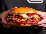 La American Smash 2.0 de Dalù Burger se ha convertido en la mejor hamburguesa de la Comunidad de Madrid. Está elaborada a base de pan brioche, salsa americana casera, 3 carnes smash de 90gr. cada una, queso cheddar americano, cebolla salteada y mermelada