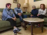 Encarna (65 años), Isidro (76), Feliciana (90) y Ana (66) comparten piso en Valencia ante su falta de recursos económicos.