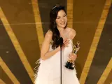 Michelle Yeoh, con su Óscar a la mejor actriz por 'Todo a la vez en todas partes'