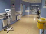 Pasillo de un hospital en una foto de archivo.