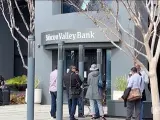Después del viernes negro que vivió el Banco de Silicon Valley, los clientes no han tardado en hacer fila frente a la sede este lunes en Santa Clara, California.