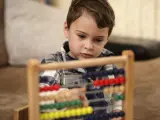 Un niño con autismo jugando con su ábaco.