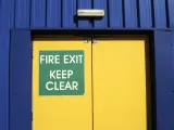 Una señal de 'Fire Exit' en una puerta.