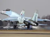 Avión de combate Su-35S de la Fuerza Aérea rusa despegando.