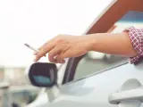 Fumar durante la conducción altera los reflejos del conductor.