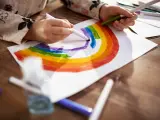 Niño pintando un arcoíris.