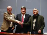 Escrivá (c), Sordo (i) y Álvarez (d), tras la firma del acuerdo para la última parte de la reforma de las pensiones.