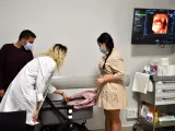 La Dra. Mª Cruz González, ginecóloga del Hospital Universitario Vithas Madrid La Milagrosa, saludando a su paciente Rocío Valle Blázquez, su pareja y la bebé.