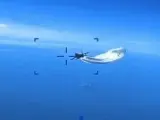 El caza ruso arroja combustible sobre el dron.