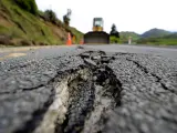 Grietas en una autopista en Nueva Zelanda tras un terremoto de magnitud 7,5 el 14 de noviembre de 2016.