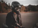 Evitar el vaho en el casco de la moto es muy importante para tener una buena visión.