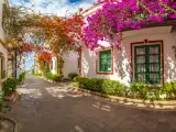 El color de las buganvillas florecidas resalta aún más frente las paredes blancas como la nieve de las casas de Puerto de Mogán. Sin duda, es un destino perfecto para visitar en las Canarias esta primavera.