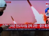 Televisión mostrando fotografías reveladas del lanzamiento de misiles en Corea del Norte.