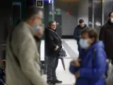 Varias personas con y sin mascarillas en el interior del metro.