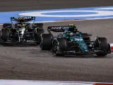 Hamilton es sobrepasado por el Aston Martin de Alonso.