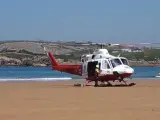 Un helicóptero del 112 en la playa de La Concha en Suances, en una imagen de archivo.