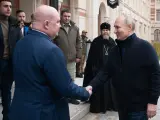 Putin saluda al gobernador de Sebastopol, Mikhail Razvozhayev.
