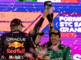 Fernando Alonso celebra el podio en Arabia Saudí con Checo Pérez y Max Verstappen.