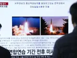 Imágenes de archivo del lanzamiento de misiles de Corea del Norte durante un programa de noticias en la estación de tren de Seúl.