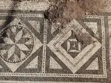 Una serie de mosaicos con motivos geométricos y en muy buen estado de conservación encontrados durante unas excavaciones en Pompeya.