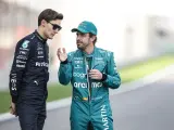 George Russell y Fernando Alonso antes del GP de Baréin.