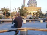 Un iraquí sentado en un banco en la plaza Firdos de Bagdad, donde el 9 de abril de 2003 la famosa estatua de Sadam Husein fue destruida.
