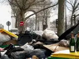La basura que lleva dos semanas acumulándose en las calles de París comienza a retirarse poco a poco.