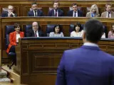 El presidente del Gobierno, Pedro Sánchez, interviene en el debate de la moción de censura desde su escaño, enfrente del candidato Ramón Tamames y el grupo de Vox