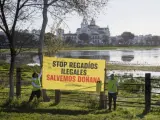 Despliegan una pancarta en Almonte en "rechazo" de la nueva Proposición de Ley "para amnistiar regadíos ilegales" en Doñana