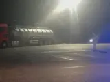 Efectivos de emergencias intervienen en una fuga de ácido clorhídrico de un camión en Ambrosero (Cantabria)