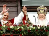 El Papa Benedicto XVI y el Patriarca Ortodoxo Bartolomé I saludan desde un balcón de la sede del patriarcado, en Estambul.