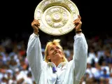 Martina Navratilova celebra su victoria en Wimbledon en 1990.