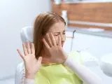 Mujer con miedo en el dentista