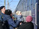 Niños ucranianos siendo evacuados.