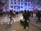 Policía en las protestas en París contra la reforma de las pensiones.